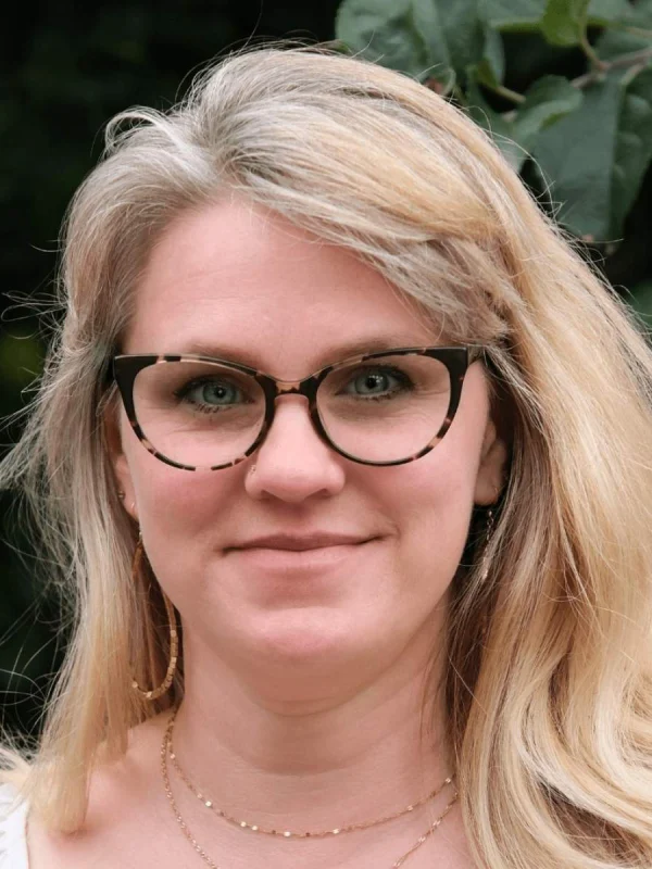 Emmy Auge Headshot