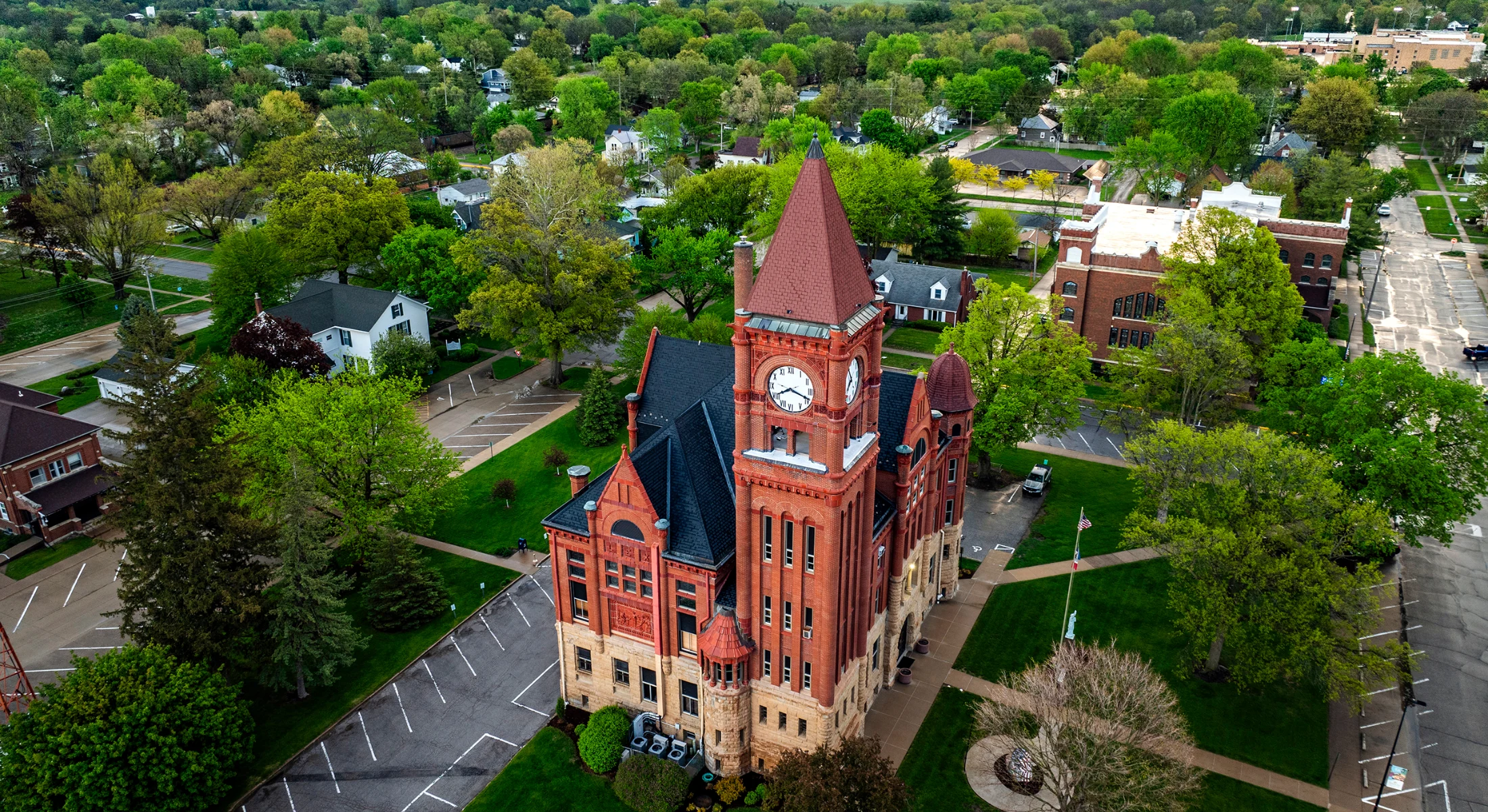 Aerial shot of Fairfield, Iowa featuring the Jefferson County Courthouse